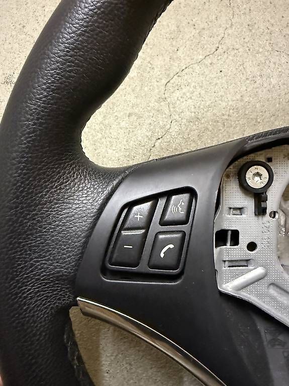 BMW Tutti pezzi di ricambio auto: Lenkrad Bmw E90 E87 – Usato da Dierikon venduto da Nemy 2
