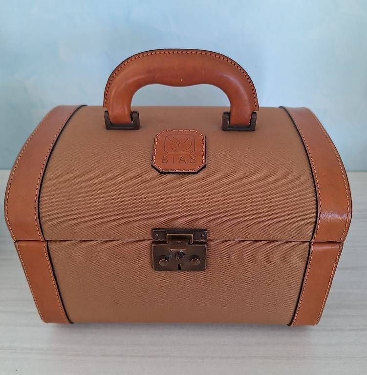 Kosmetikkoffer: Beauty case da viaggio "Bias" – Gebraucht aus Giubiasco von ari_qtg8