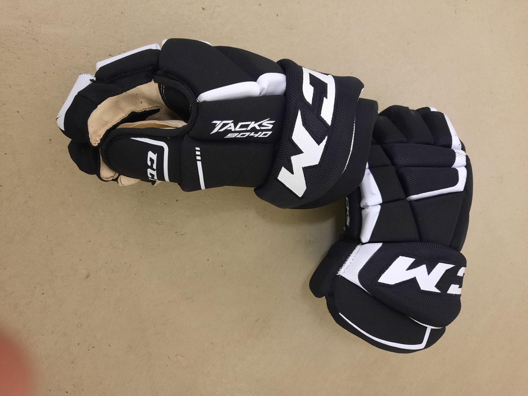Schutz & Schoner: Eishockey Ausrüstung – Gebraucht aus Sissach von  2