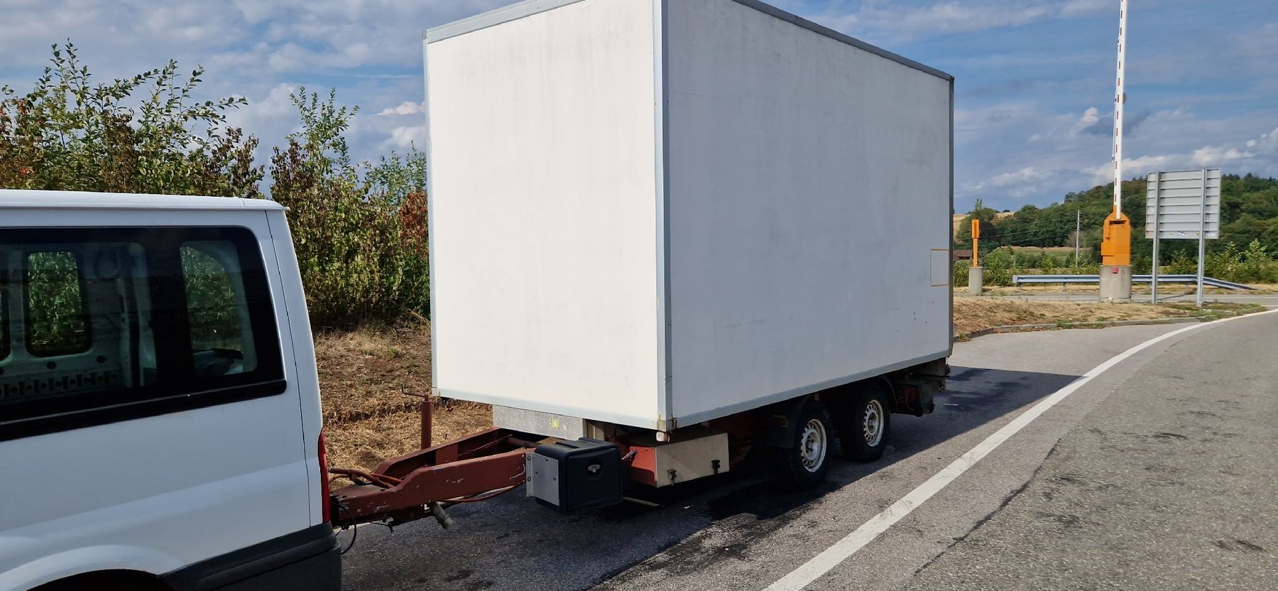 Rimorchi: GRANDE REMORQUE 3500KG AVEC PLAQUE ÉLÉVATRICE – Usato da St. Ursen venduto da cpi23