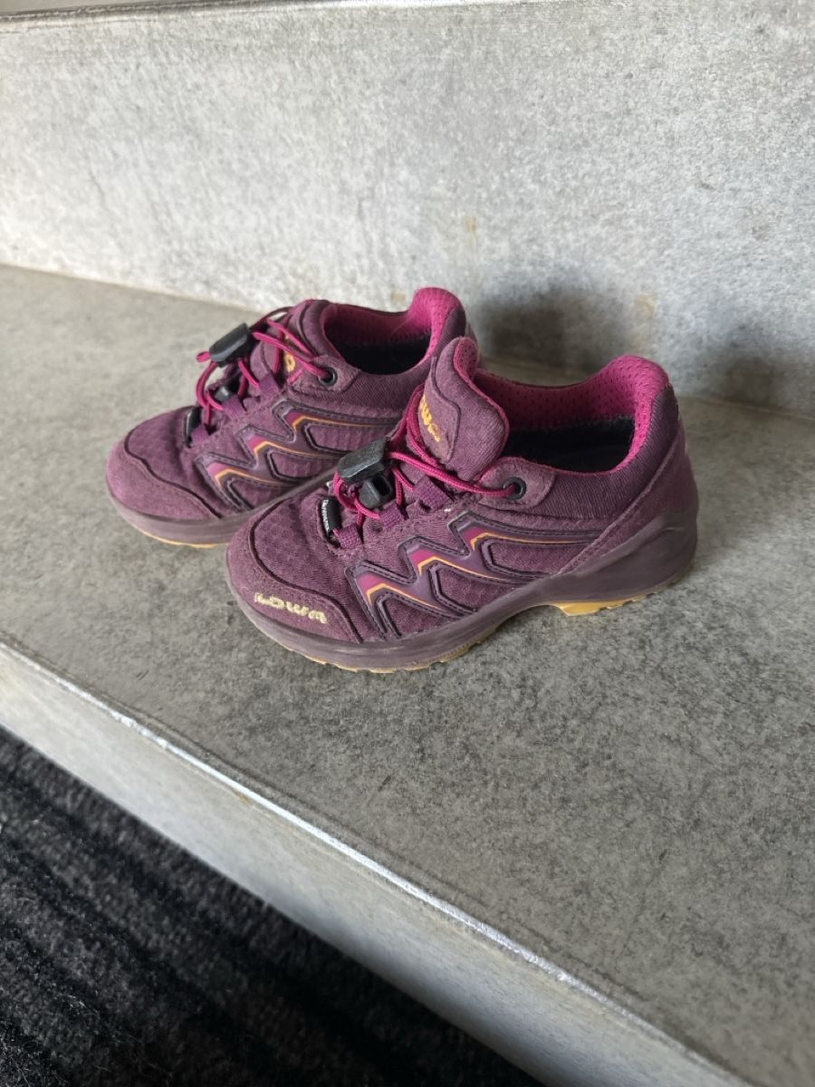 Lowa Schuhe für Mädchen: Lowa 26 – Gebraucht aus Alpnach Dorf von Carmen_Mandala