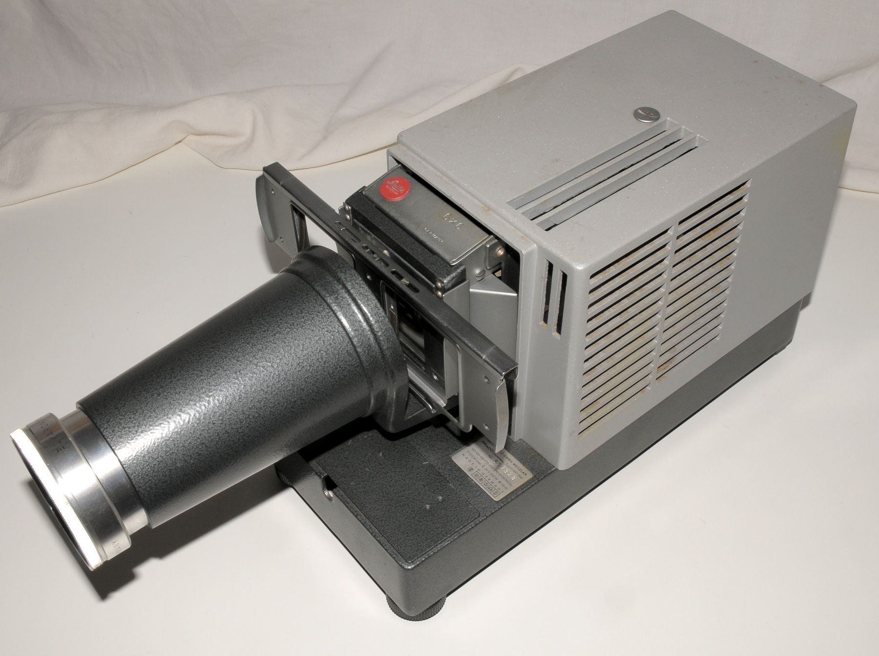 Leica Home Cinema: Leitz Prado Universal 6x6 Mittelformat Projektor  2329/17 – Usato da Bern venduto da Olynon 1