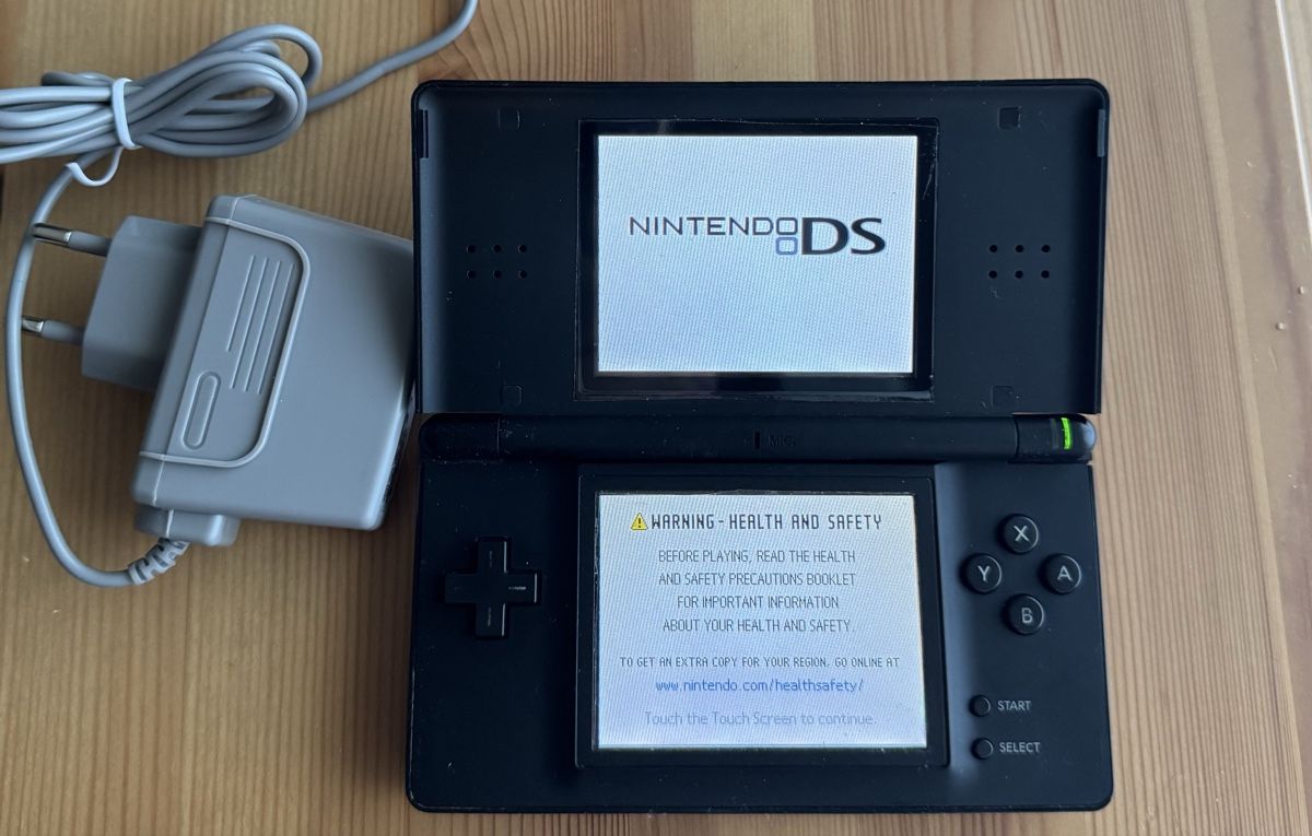 Nintendo Console: Nintendo DS Lite avec chargeur  – Usato da Ecublens VD venduto da Snake_sama01