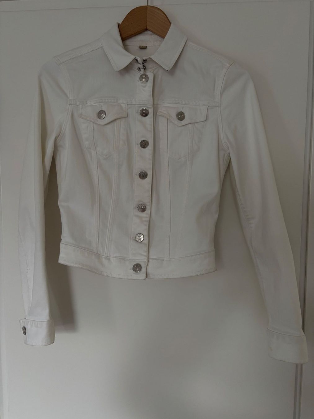 Burberry Giacche: BURBERRY  elastische Jeansjacke, weiss 34 – Usato da Herrliberg venduto da mayfi