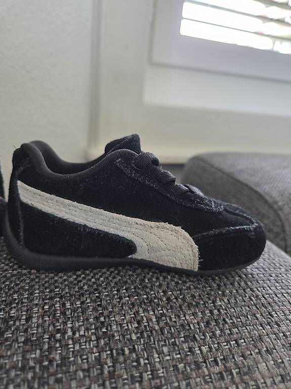 Schuhe für Jungen: Chaussures Puma Taille 22 – Gebraucht aus Neuchâtel von Stwatch 2