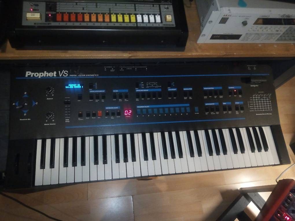 Strumenti musicali: Prophet VS sequential circuits + Stereooping programmer – Usato da Bassecourt venduto da Synthgear 1