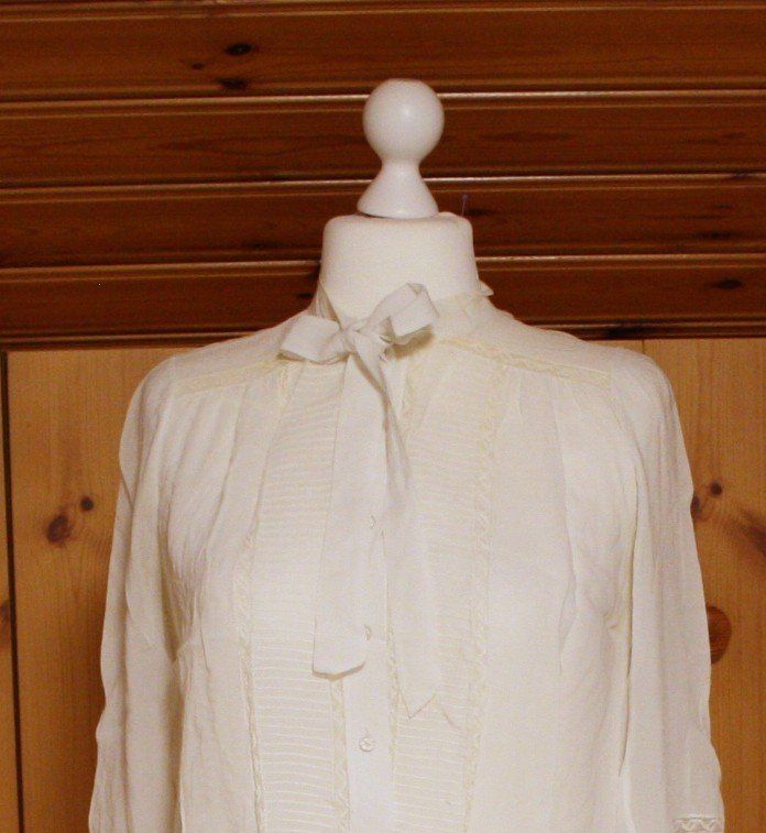 Camicette: Bluse mit Spitze und Masche weiss Gr. M – Usato da Flüelen venduto da Diversicum-Vintage 1