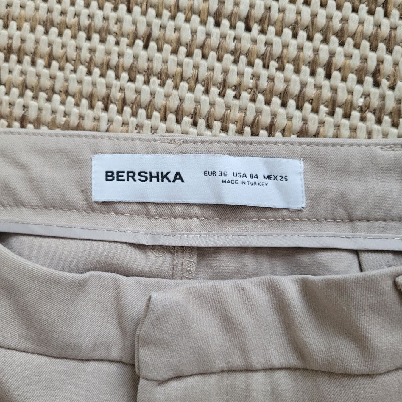 Bershka Pantaloni: BERSHKA Pantalon beige taille 36  – Nuovo (secondo la descrizione) da Genève venduto da Tanaa_12 3