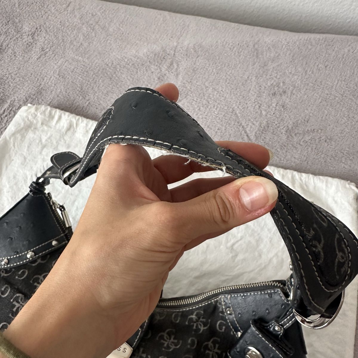 Guess Borse da donna: Guess Vintage Monogram Hand Bag – Usato da Givisiez venduto da dor_xb9k 3