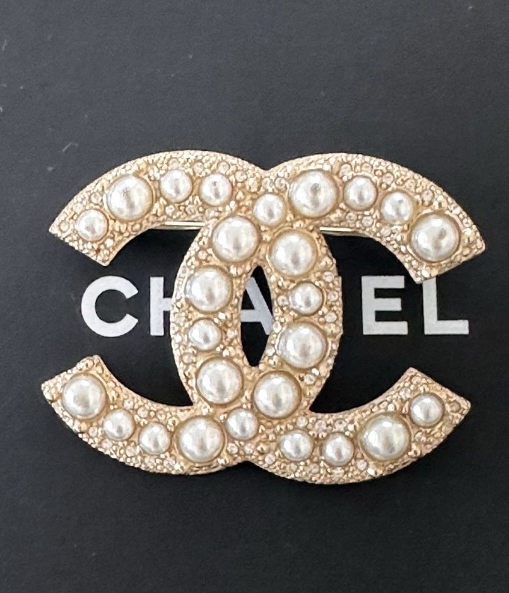 Chanel Spille & Fermagli: CHANEL Brosche mit Perlen und Strasssteinen – Usato da Luzern venduto da nat_b6wh