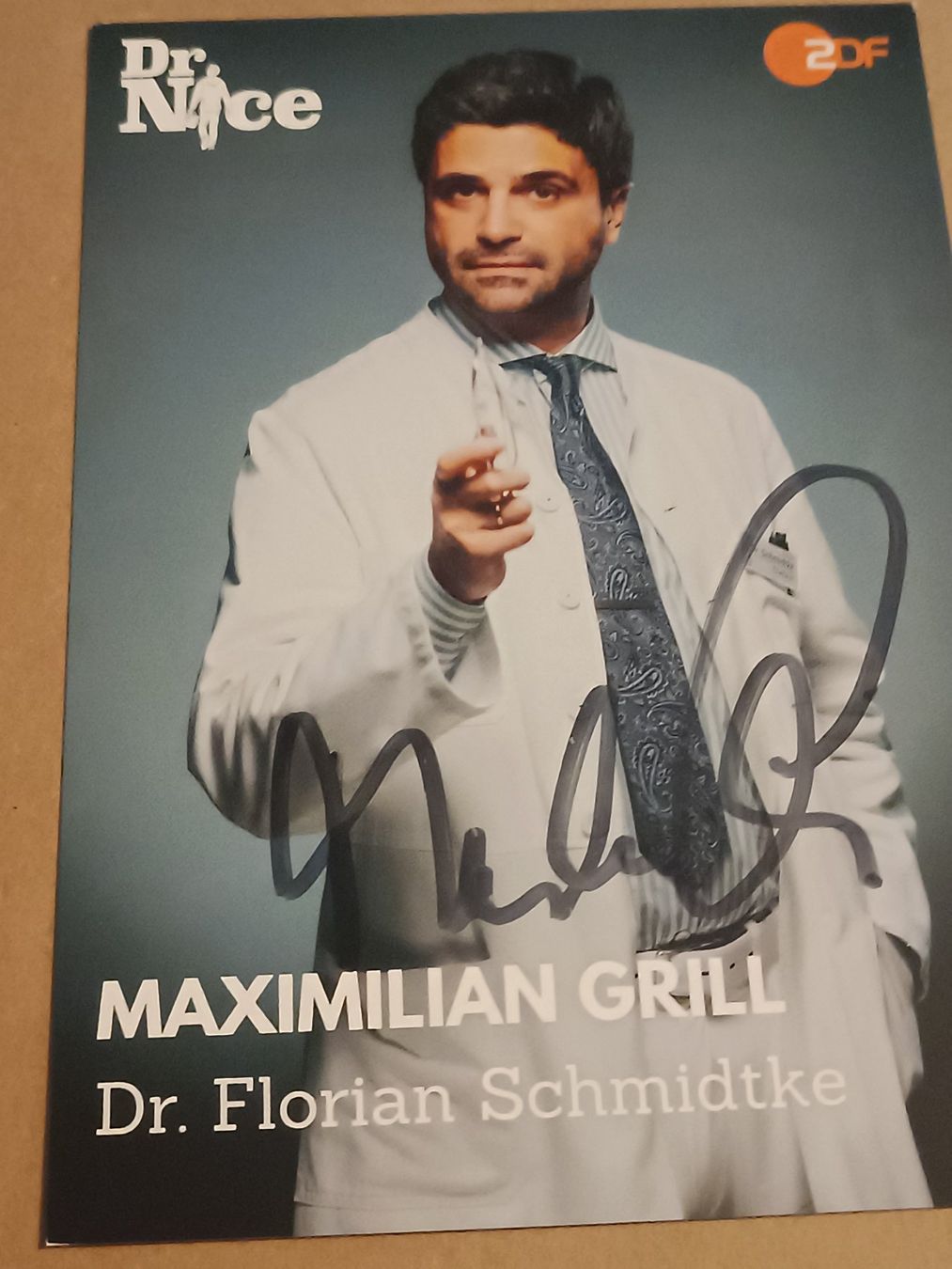 Autographes: Maximilian Grill - handsignierte Autogrammkarte Dr. Nice – D'occasion à Menziken par Artographs