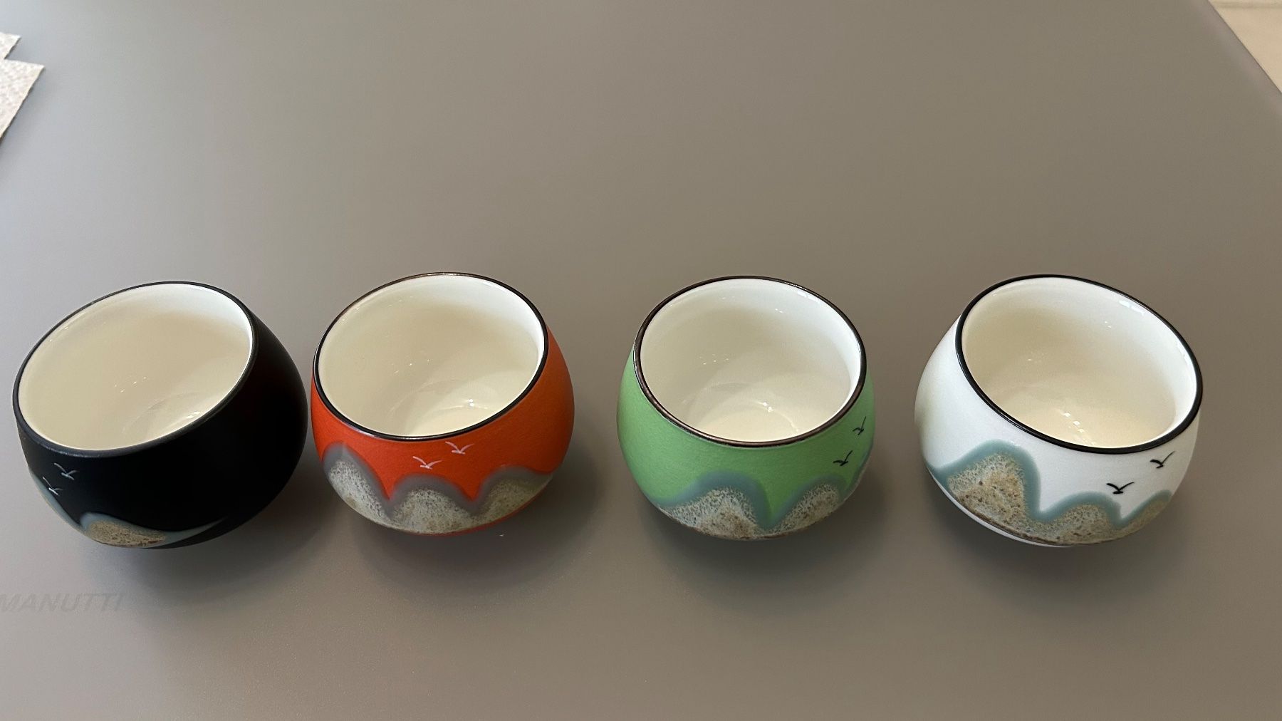Tazze: Quatre tasses peintes à la main. – Nuovo e nell'imballaggio originale da Bramois venduto da Chrisvol 1