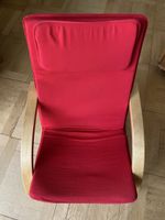 Gemütlicher Poäng (Ikea) Schaukelstuhl mit roter Polsterung