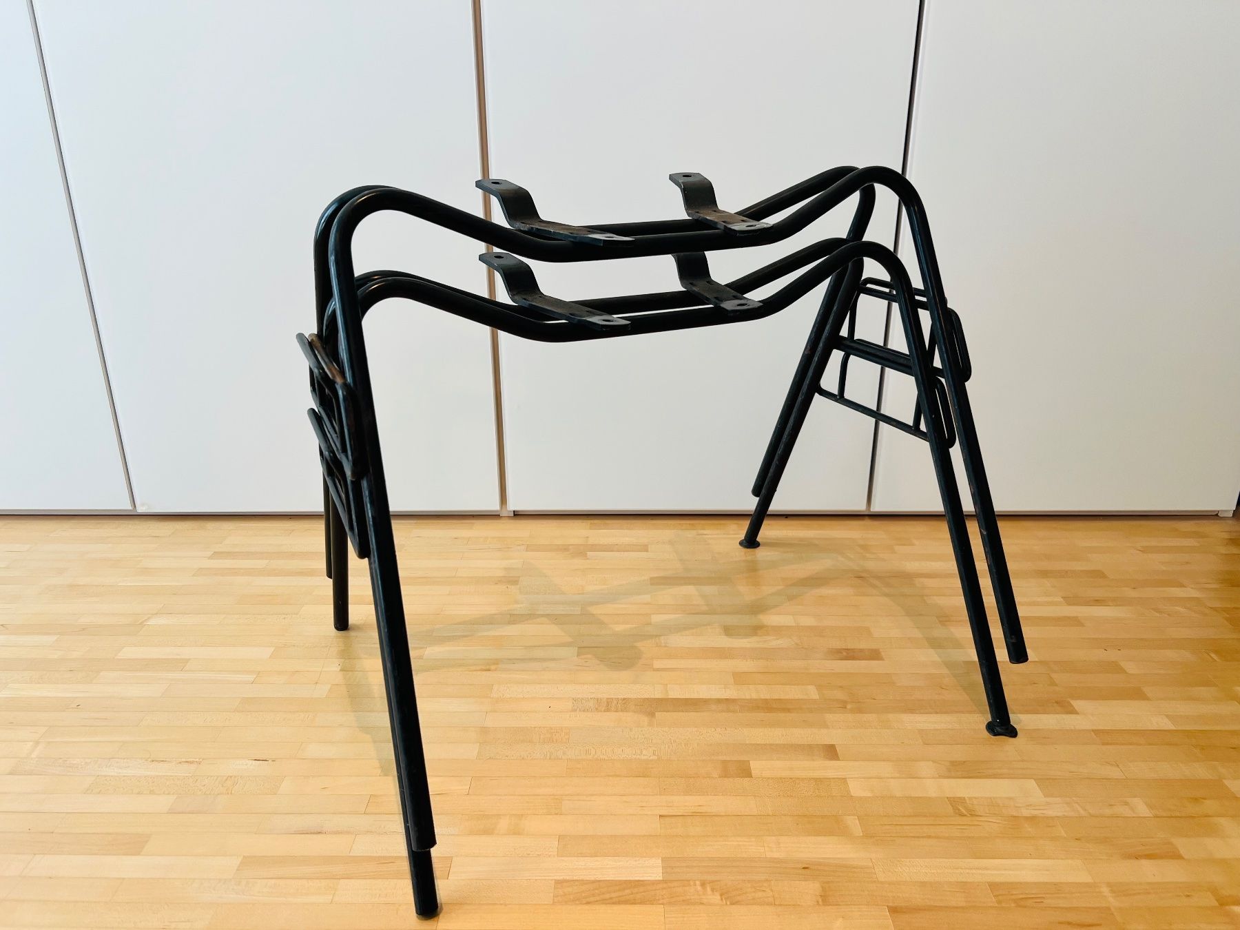 Eames Sedie: 2 Herman Miller Eames Vitra Stacking Base - Original – Usato da Egg b. Zürich venduto da MEGA-SALE