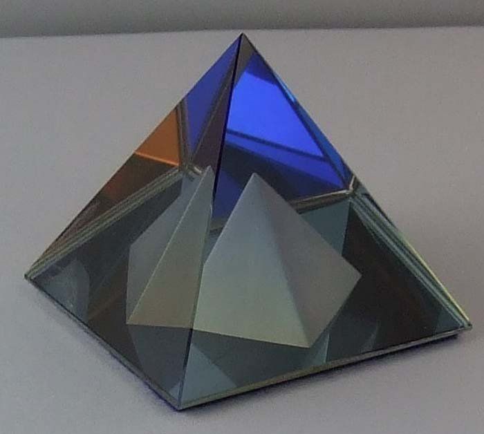 Alle Dekorationen: PYRAMIDE 40 MM BB IN PYRAMIDE BLEIFREI-KRISTALLGLAS – Neu (gemäss Beschreibung) aus Stein am Rhein von Vitrum8260