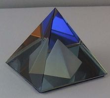 PYRAMIDE 40 MM BB IN PYRAMIDE BLEIFREI-KRISTALLGLAS