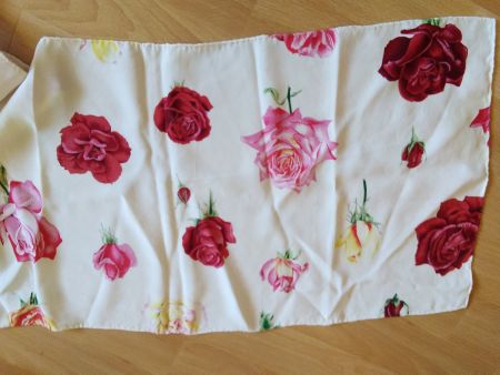 wunderschönes Foulard mit Rosen 32 x 133cm für 16.--Fr