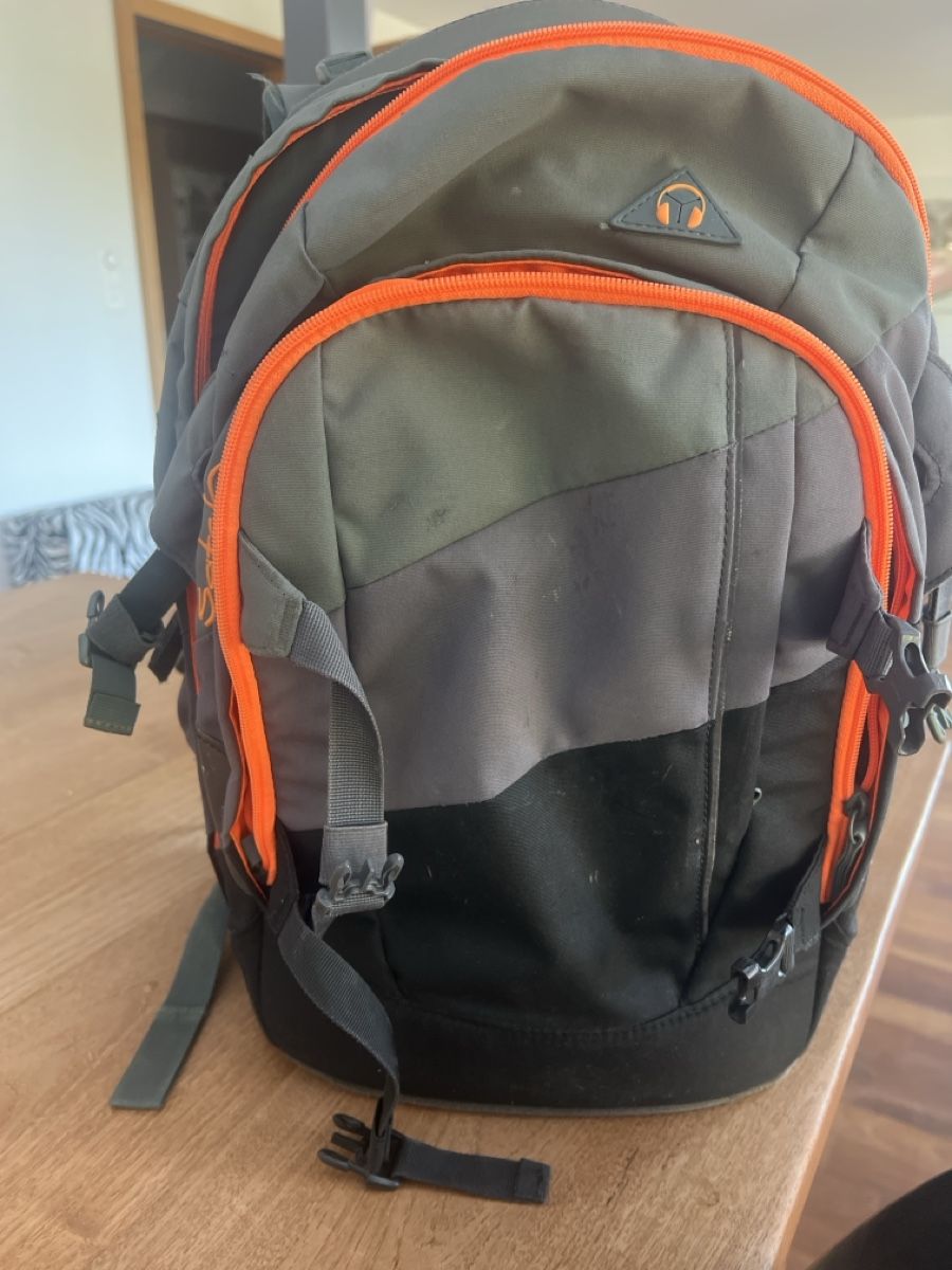 Satch Kindertaschen: Rucksack Satch grau orange Junge  gebraucht – Gebraucht aus Bütschwil von whales444 1