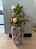 Vase mit Kunstblumen