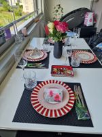 IKEA Esstisch mit 4 Designerstühlen zu verkaufen