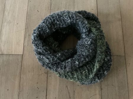 Weicher und leichter Loop-Schal, grau mit dezentem grün, neu