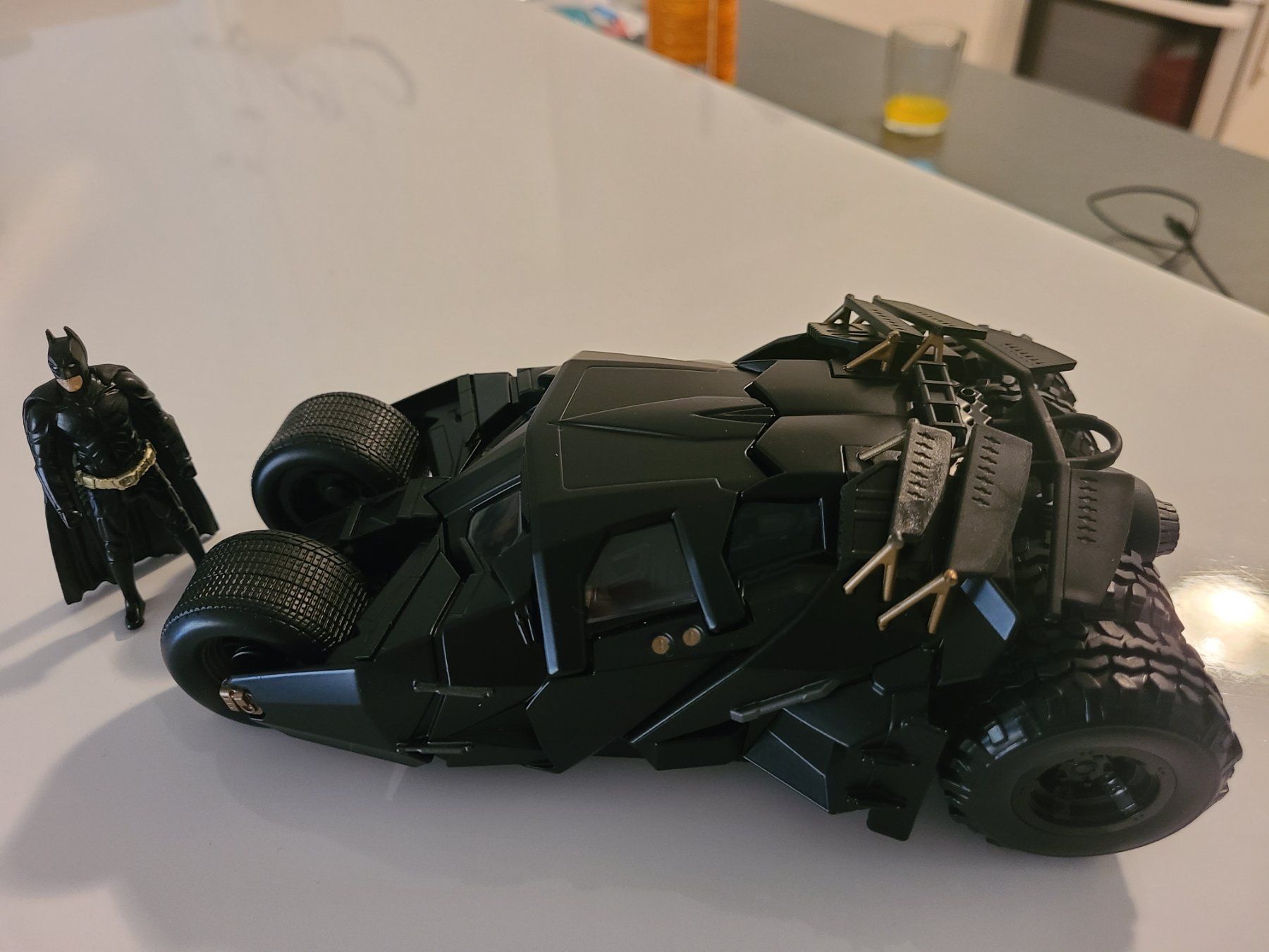 Jada Toys Modellautos: Jada Batman- The Dark Knight 1:24 LED- Leuchten mit Vitrine! – Neu (gemäss Beschreibung) aus Buchs AG von Hifinico 1