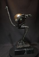 Surrealistische Bronze Skulptur Strauss mit Ei