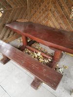 Rustikaler Holztisch mit Bänken, ideal für den Garten!