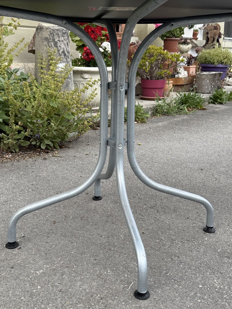 Schaffner Tavoli: Gartentisch Schaffner rund Metall Top Zustand  – Usato da Konolfingen venduto da petzipetz 1
