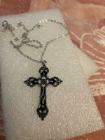 Silberfarbene Halskette mit Kreuzanhänger Gothic, neu