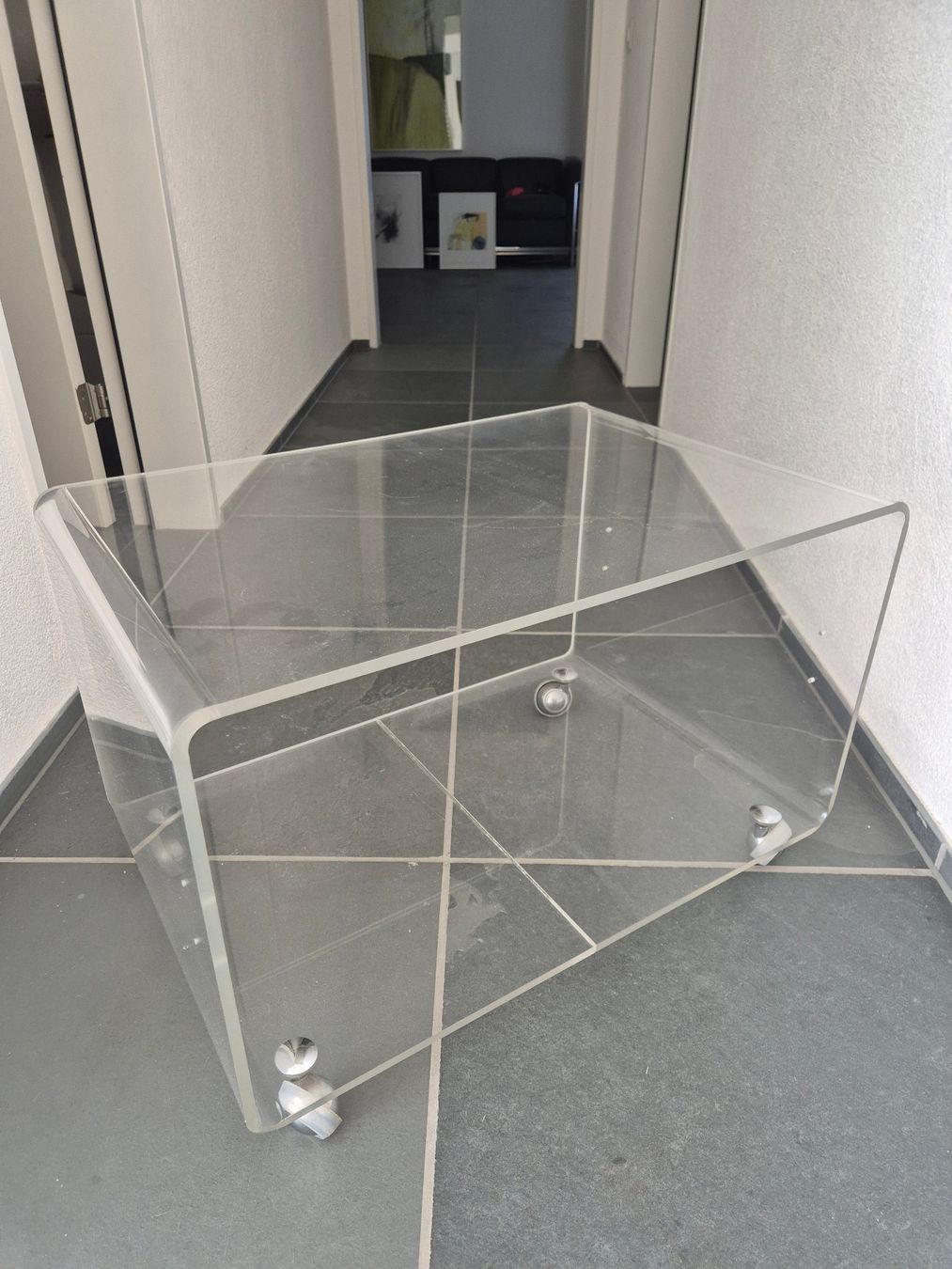 Banconi: Designer Acrylglas Tisch/Rollcontainer – Usato da Unterkulm venduto da Pato1b 3