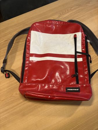 Freitag Rucksack rot/weiss gebraucht, ideal für den Sommer!