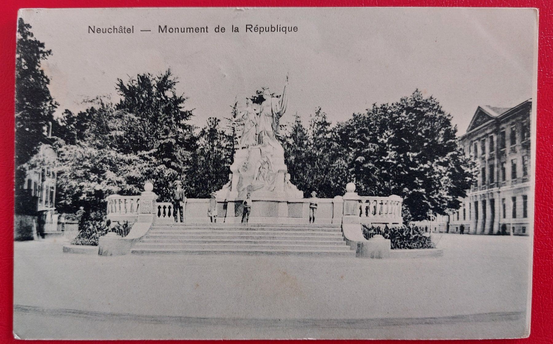 Cartoline postali: Neuchâtel - Monument de la République 1906 – Usato da St-Légier-La Chiésaz venduto da Theo005
