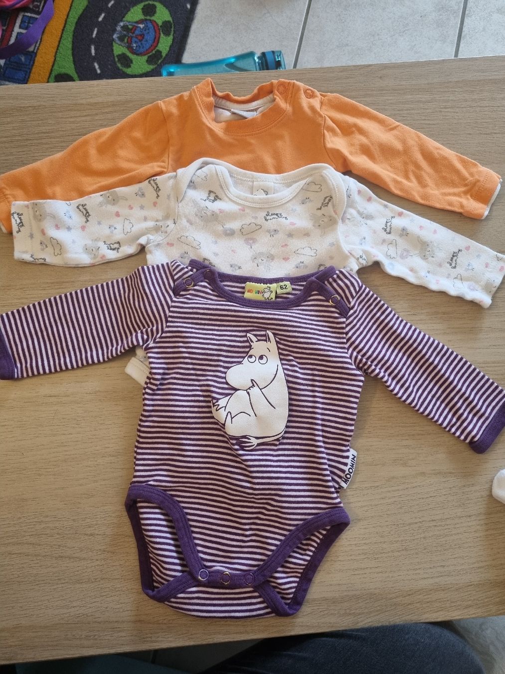 Lotti & Set di vestiti: Langarmbody 62 – Usato da Kienberg venduto da c.barelds