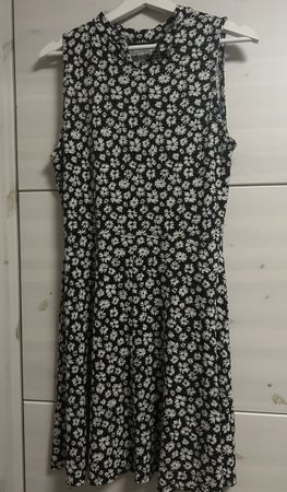 Robe d'été🌼 noire à fleurs blanches, idéale! Taille S