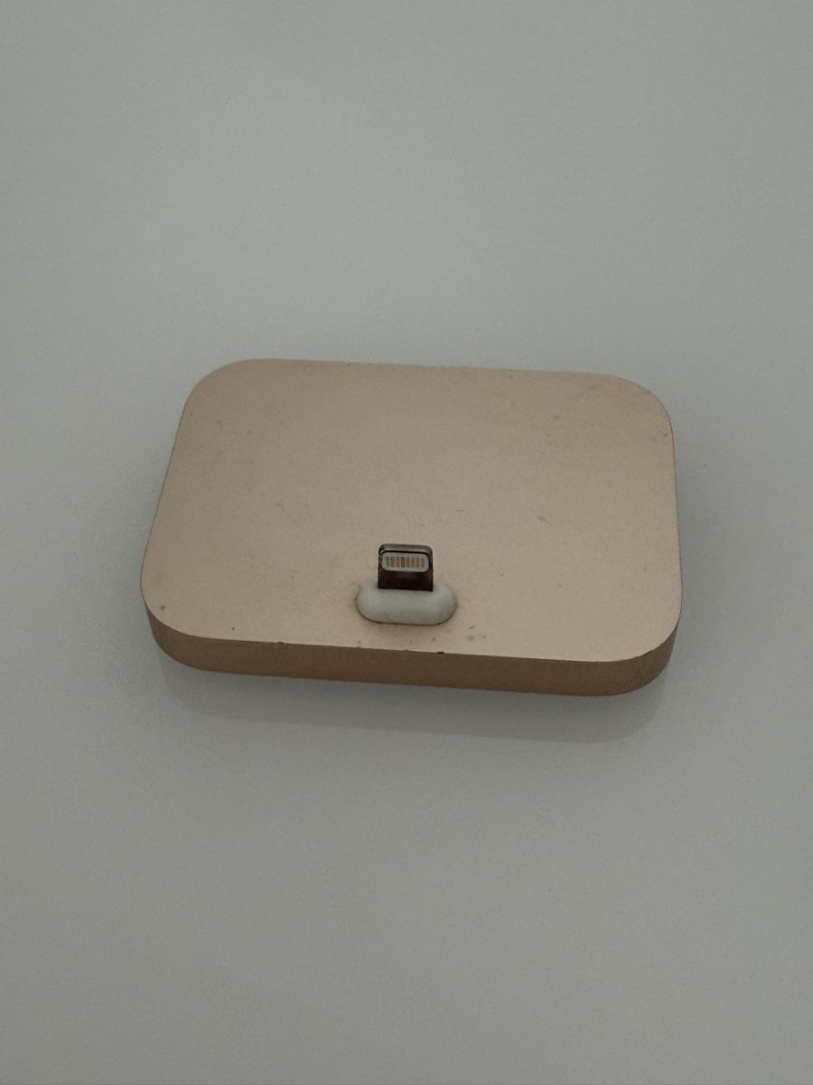 Docking station: Original Apple iPhone Docking Station Gold – Usato da Bütschwil venduto da hagy89