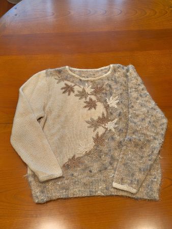 Handgestrickter Herbstpullover mit Ahornblatt-Muster
