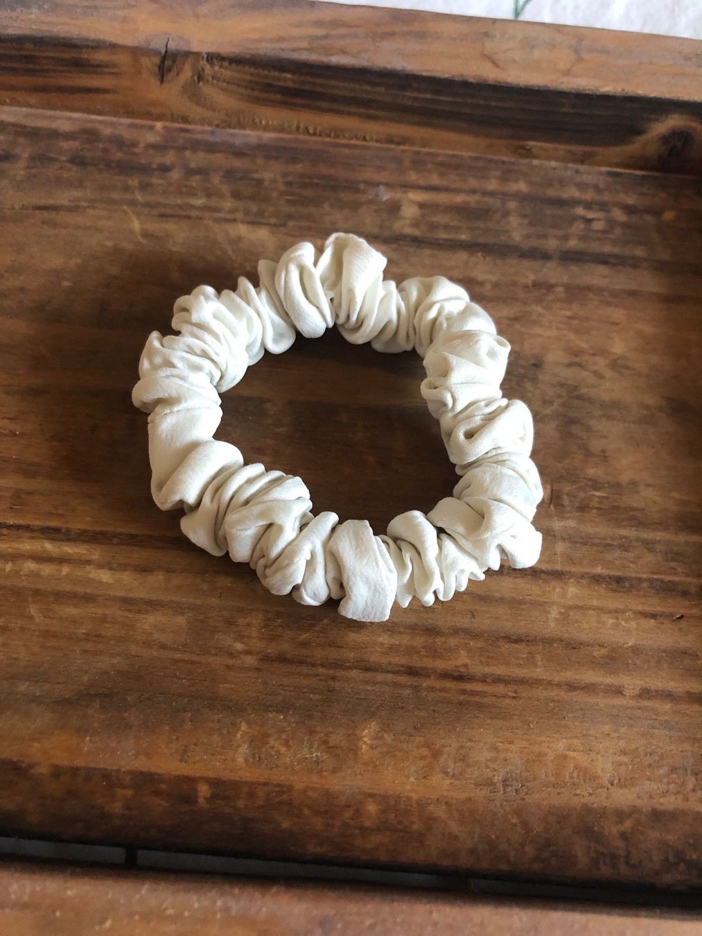 Accessori per capelli: Chouchou en 100% soie crème Scrunchie – Usato da St-Aubin FR venduto da Tiweety 1