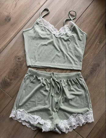 TOP UND SHORTS UNGETRAGEN GRÖSSE S
