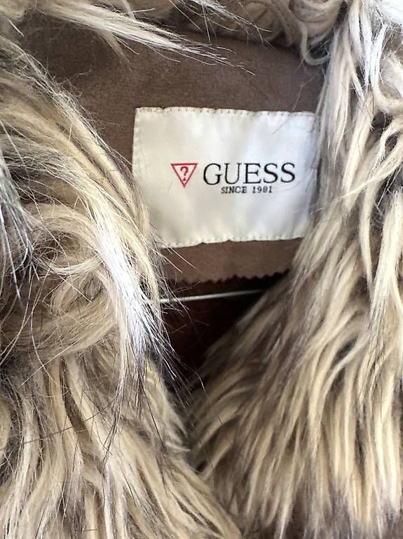 Guess Jacken: Giubbotto Guess con collo in pelo sintetico – Gebraucht aus Tesserete von mis_5ryv 1