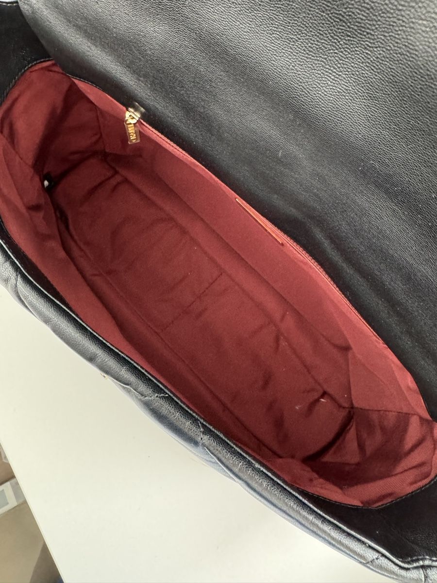 Chanel Taschen für Damen: Chanel 19 – Gebraucht aus Herrliberg von Pipper30 2