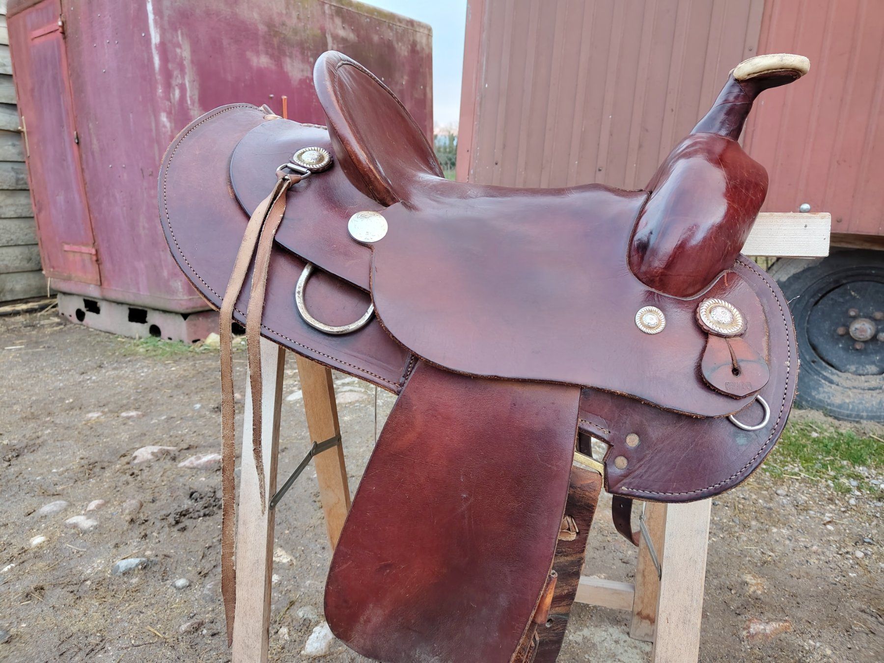 Selles, accessoires: Selle western large et courte brune – D'occasion à Valeyres-sous-Rances par frehos