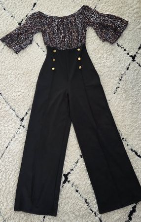 Jumpsuit mit weitem Bein und einem Oberteil im Leopardenmust