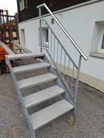 Stahltreppe verzinkt mit Chromstahltritten.. Tritte  80 x 27
