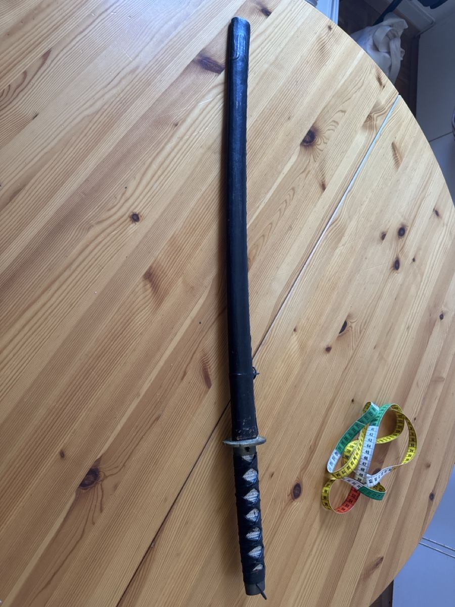Internationale Kunst: Katana avec fourreau, longueur 84cm, état usagé – Gebraucht aus Vesenaz von miguelfdfrade