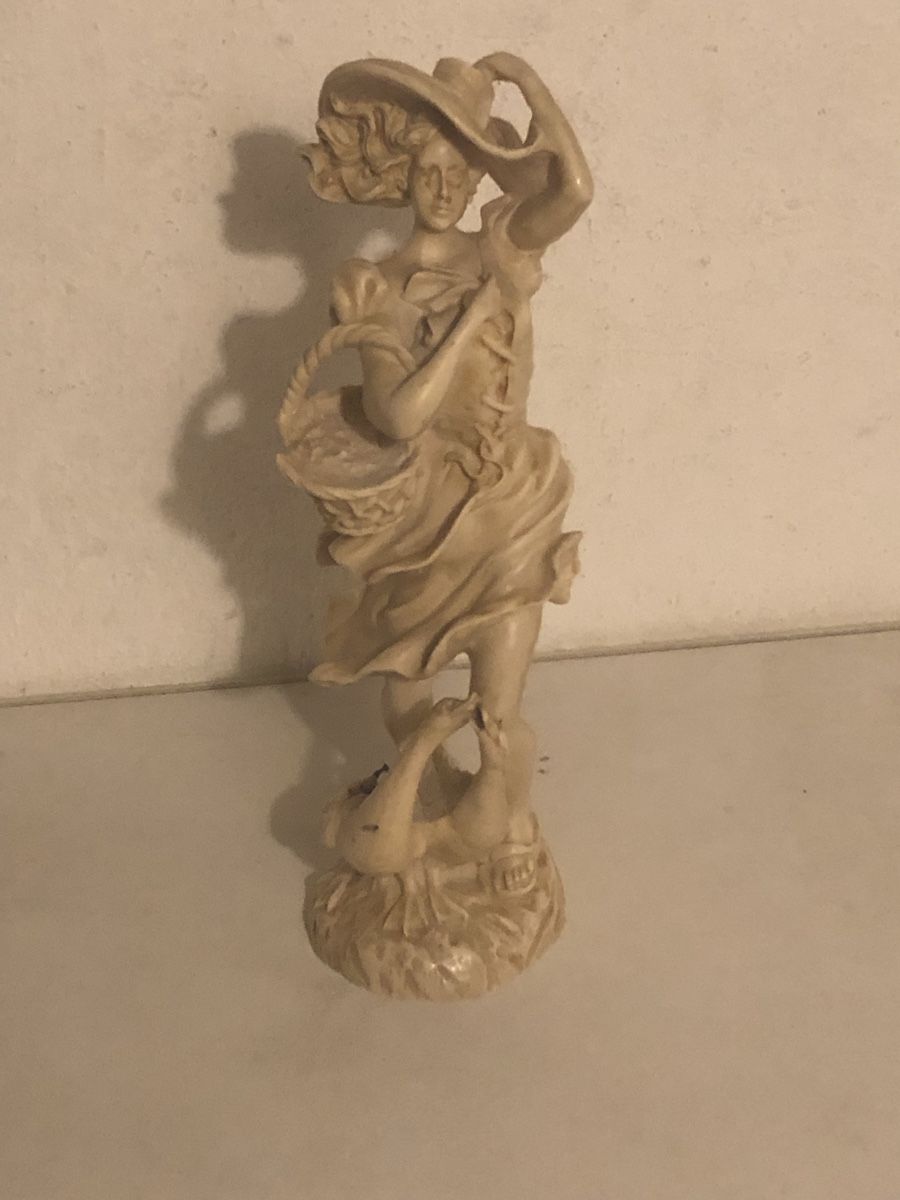 Figuren: Figur einer Dame mit Korb, Vintage, ca. 25cm – Defekt aus Arbon von Wladimir1