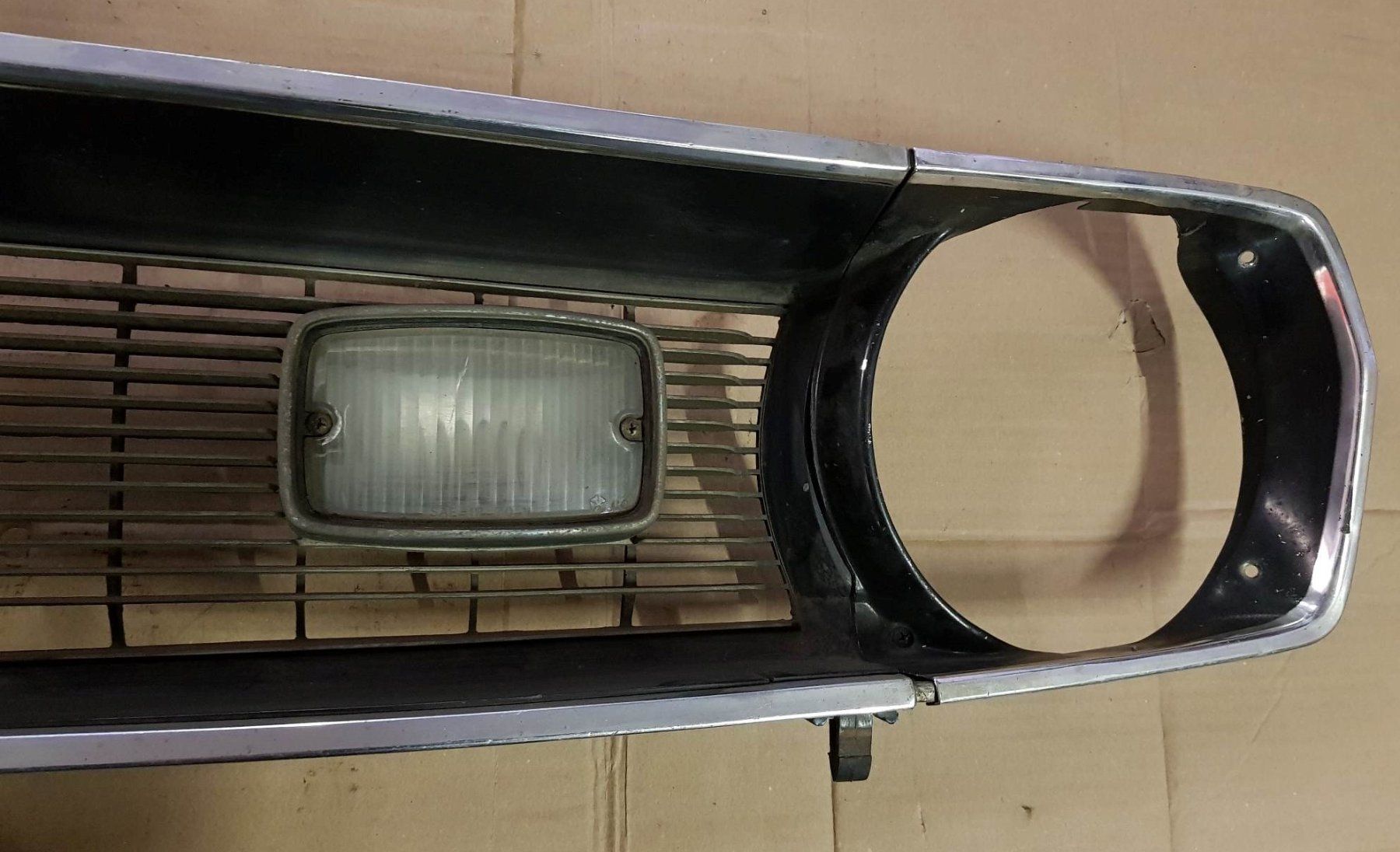 Chrysler Tutti pezzi di ricambio auto: Chrysler Valiant  Frontgrill – Usato da Niedergösgen venduto da usc_8qc6 5