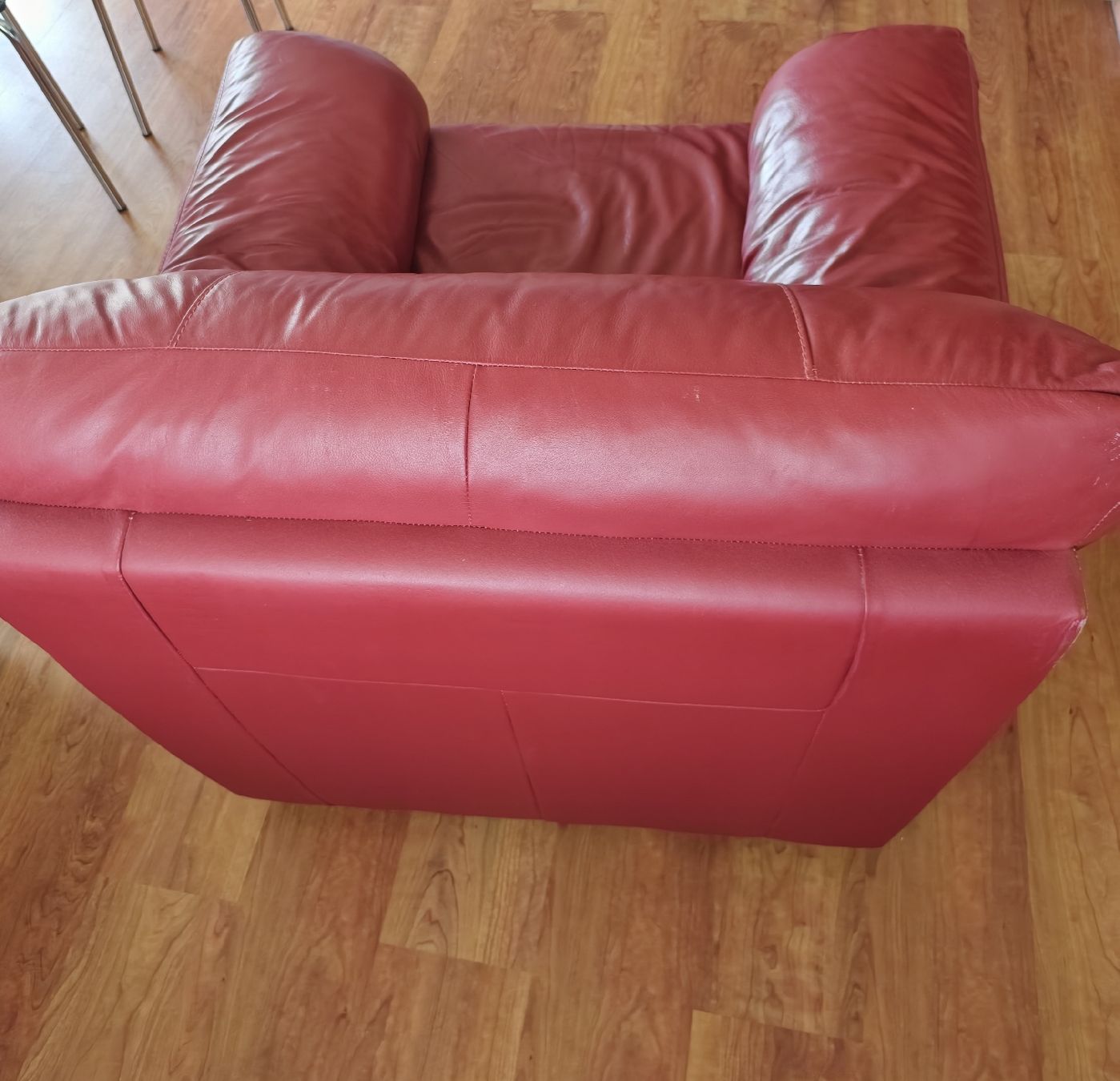 Divani: AB 1 CHF: Rotes Ledersofa Set: 2er Sofa und Sessel – Usato da Golaten venduto da cel_lvj8 2