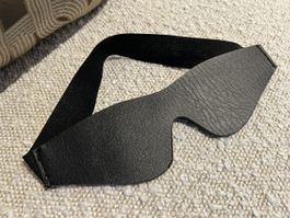 Augenbinde schwarz aus Kunstleder