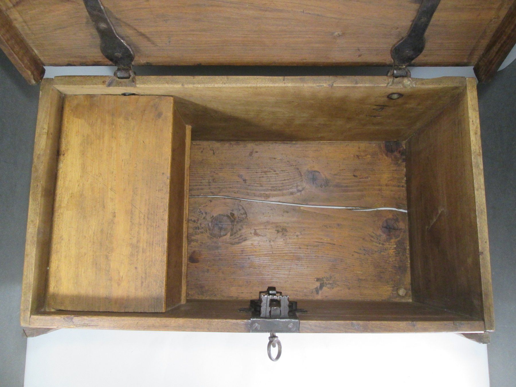 Truhen: original Nussbaumtruhe ca 1620 (Barock), kompl. restauriert – Gebraucht aus Rapperswil SG von designandmore 7